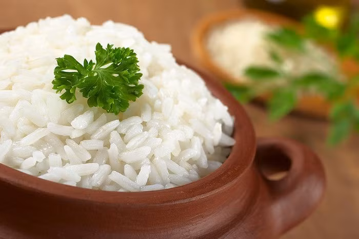 Gạo trắng: Gạo trắng là một sản phẩm chứa carbohydrate tinh chế và calo cao, nó rất ít chất xơ và hầu như không có dinh dưỡng. Ngoài ra gạo trắng có chỉ số GI rất cao, vì vậy nó biến thành đường rất sớm sau khi bạn ăn nó và có thể làm tăng lượng đường trong máu trong một thời gian ngắn.