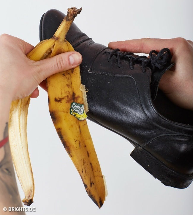 Chỉ cần chà bằng vỏ chuối, đôi giày da của bạn sẽ luôn bóng loáng. Chà vỏ chuối lên trên lớp da giày rồi sau đó lau lại với khăn mềm cho sạch.