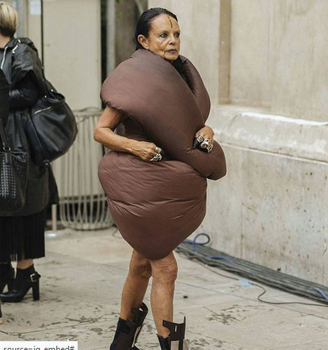 Thời trang độc lạ gây ấn tượng trên phố của quý bà.