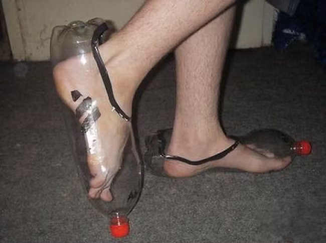 Đôi dép lạ độc này được chế từ chai nhựa.