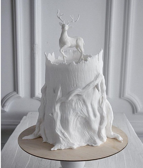 Chú hươu tuyệt đẹp "đạp" trên chiếc bánh.