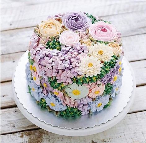 Thêm một chiếc bánh hoa nữa.