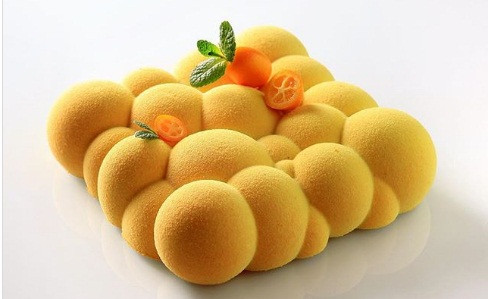 Chiếc bánh xinh đẹp hình khối.