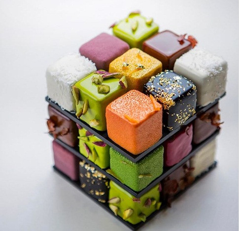 Bánh hình rubic độc đáo.