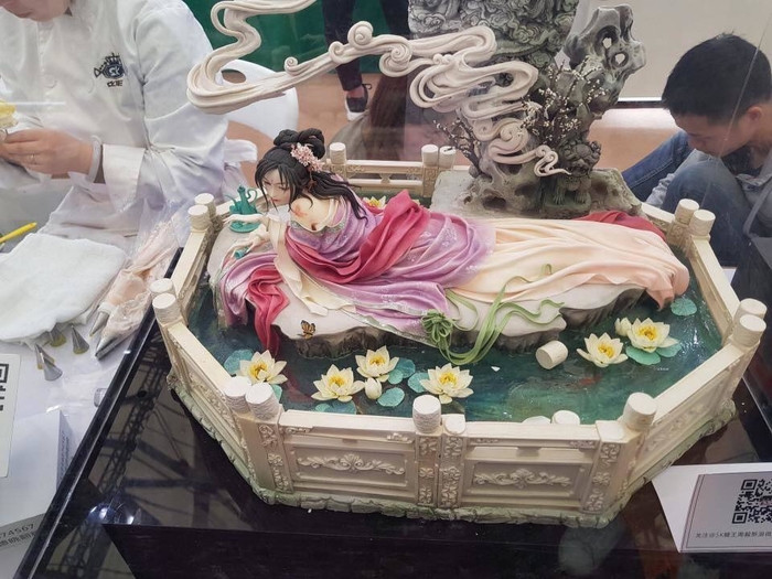 Chiếc bánh thiếu nữ tinh xảo này khiến người ăn phải suy nghĩ không biết nên ăn từ phần nào.