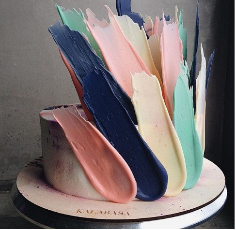 Chiếc bánh độc đáo được trang trí bằng socola.