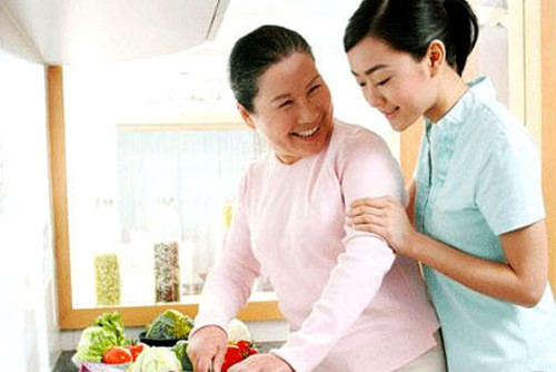 Thương mẹ chồng như mẹ đẻ tôi bị cả nhà chồng nói giả tạo. Ảnh: I.T.