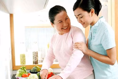 Thương mẹ chồng như mẹ đẻ tôi bị cả nhà chồng nói giả tạo. Ảnh: I.T.