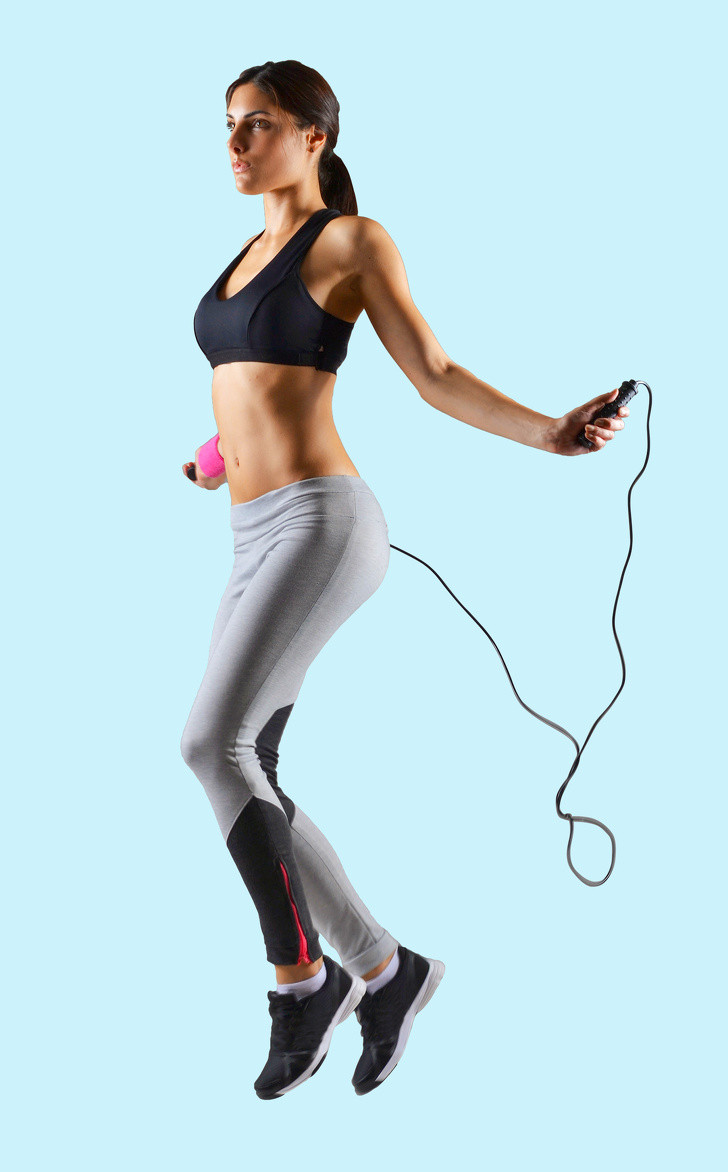 Chú ý: Hãy thực hiện bài tập khởi động là nhảy dây. Hãy sắm cho mình một sợi dây thừng và nhảy 5-10 phút trước khi bạn thực hiện bài tập trên. Điều này sẽ làm nóng cơ thể và bảo vệ bạn khỏi bị tổn thương.