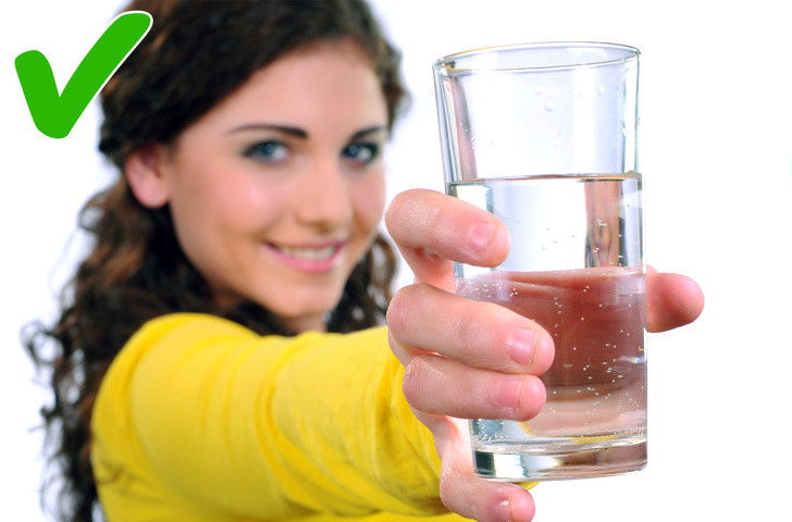 Uống đủ nước: Bạn có xu hướng ăn nhiều hơn khi bạn khát. Để tránh điều này bạn hãy uống đủ nước, mức nước người trưởng thành nên uống mỗi ngày là 2 lít. Ảnh: BS.