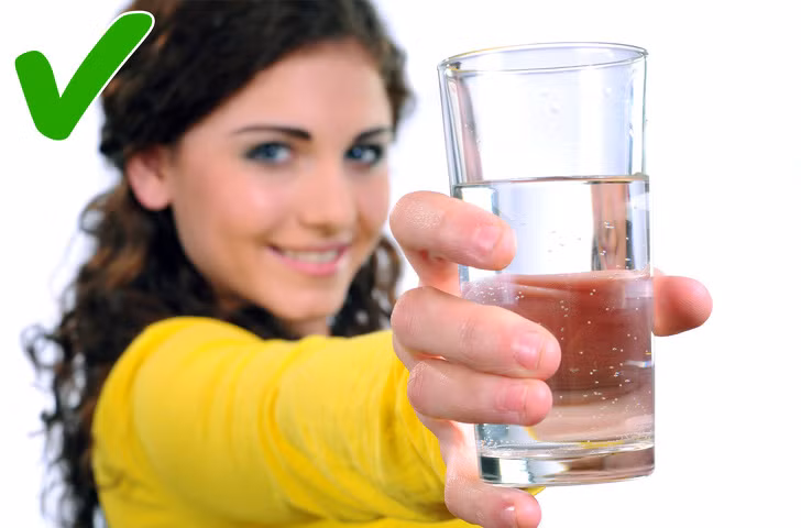 Uống đủ nước: Bạn có xu hướng ăn nhiều hơn khi bạn khát. Để tránh điều này bạn hãy uống đủ nước, mức nước người trưởng thành nên uống mỗi ngày là 2 lít. Ảnh: BS.