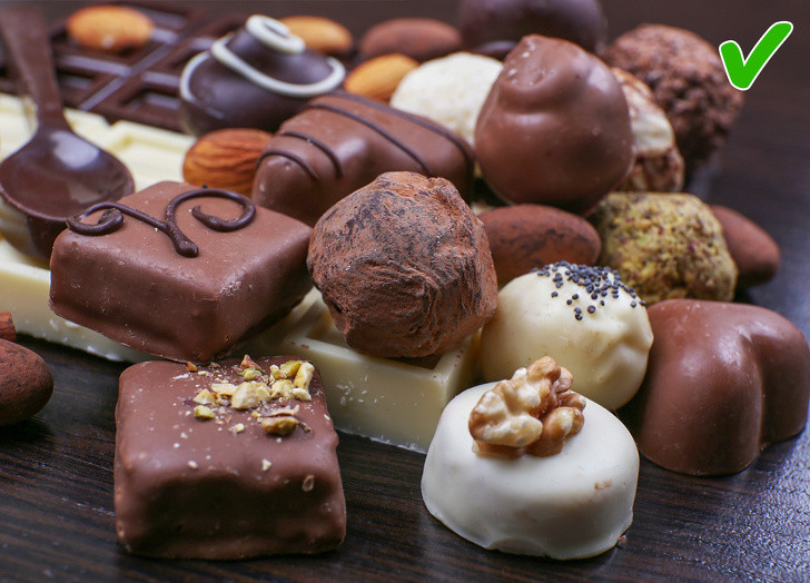"Nuông chiều bản thân" với món ăn bạn thích: Dù đang giảm cân thì hãy cứ thả lỏng bản thân và ăn một chút socola nếu bạn muốn. Tuy nhiên, chỉ ăn một lượng nhỏ vừa phải.