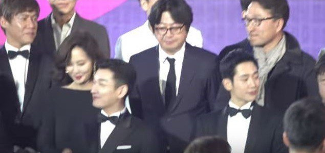 Tài tử gạo cội Kim Yoon Seok đành đứng phía sau Jung Hae In khi chụp hình.