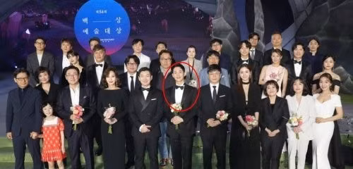 Jung Hae In đứng ở vị trí trung tâm giữa những người chiến thắng tại Baeksang. Vị trí của anh chỉ dành cho người đạt giải lớn nhất đêm.