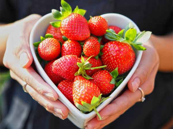 Hàm lượng vitamin C cao trong dâu tây giúp cân bằng độ ẩm, làm sạch da, đồng thời hạn chế và ngăn ngừa mụn. Vì vậy, dâu tây thường được sử dụng để đối phó với các vấn đề về da nhờn.