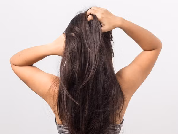 Đối với tóc, dâu tây hoạt động như một chất tẩy tế bào chết, giúp loại bỏ gàu hiệu quả.