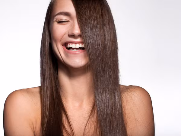 Dâu tây có thể giúp mái tóc của bạn trở nên mềm mại và vào nếp hơn.