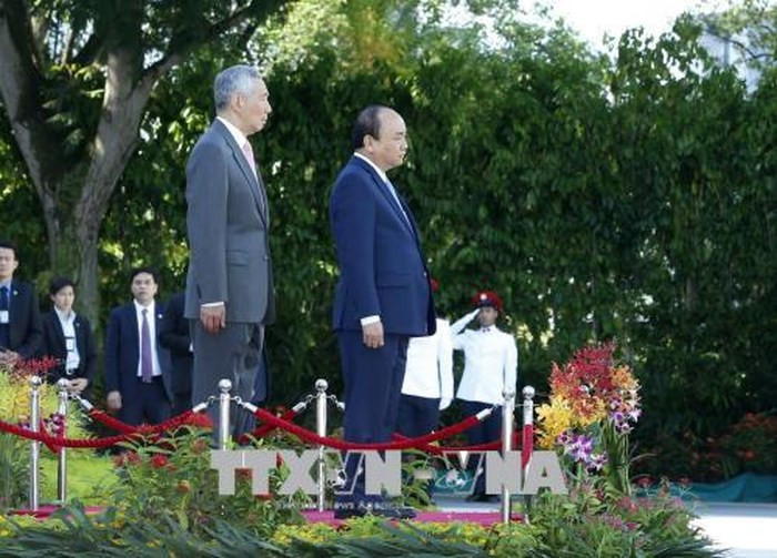 Thủ tướng Nguyễn Xuân Phúc và Thủ tướng Singapore Lý Hiển Long tại lễ đón. Ảnh: Thống Nhất/TTXVN