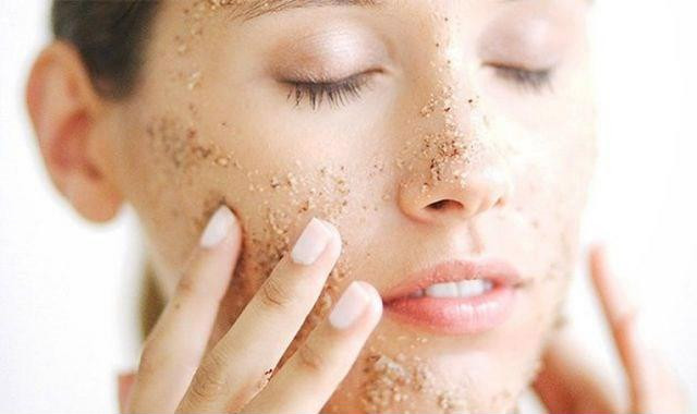 Mách chị em cách tẩy da chết an toàn và đúng cách khi mang thai. Ảnh: Internet.