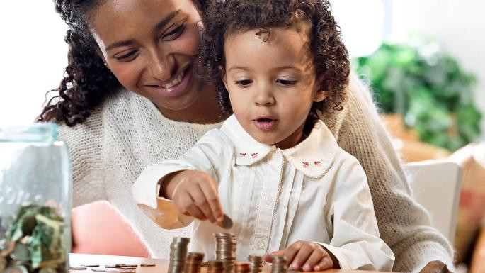 Thị trường có rất nhiều loại bảo hiểm cho con để bố mẹ lựa chọn như: bảo hiểm an sinh, bảo hiểm giáo dục, bảo hiểm sức khỏe, tích luỹ giáo dục…