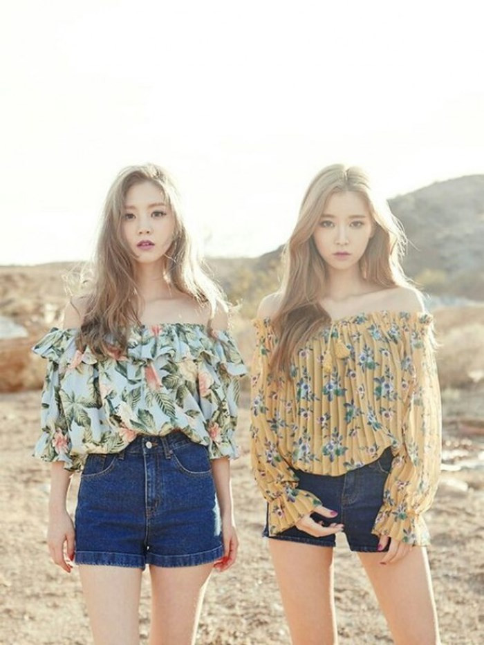 Áo trễ vai cũng là một trong trang phục đi biển được nhiều người lựa chọn. Nếu bạn không cảm thấy tự tin khi diện đồ bơi đi biển, có thể tham khảo set đồ này.