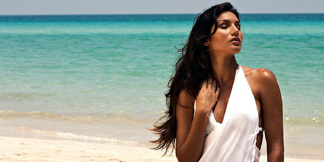 Dùng xịt chống nắng vừa bảo vệ làn da vừa giúp cho cơ thể bạn trông quyến rũ hơn. Nhờ loại mỹ phẩm này, làn da của bạn sẽ trông mượt mà hơn. Ảnh: Internet.