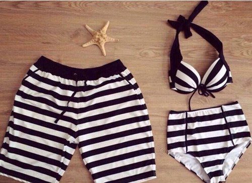 Họa tiết và màu sắc của đồ bơi: Bạn nên chọn bộ áo tắm che được khuyết điểm và phô ra những đường cong của mình. Chẳng hạn như sọc tối ở hai bên cạnh bikini giúp phác họa vòng eo thon thả.