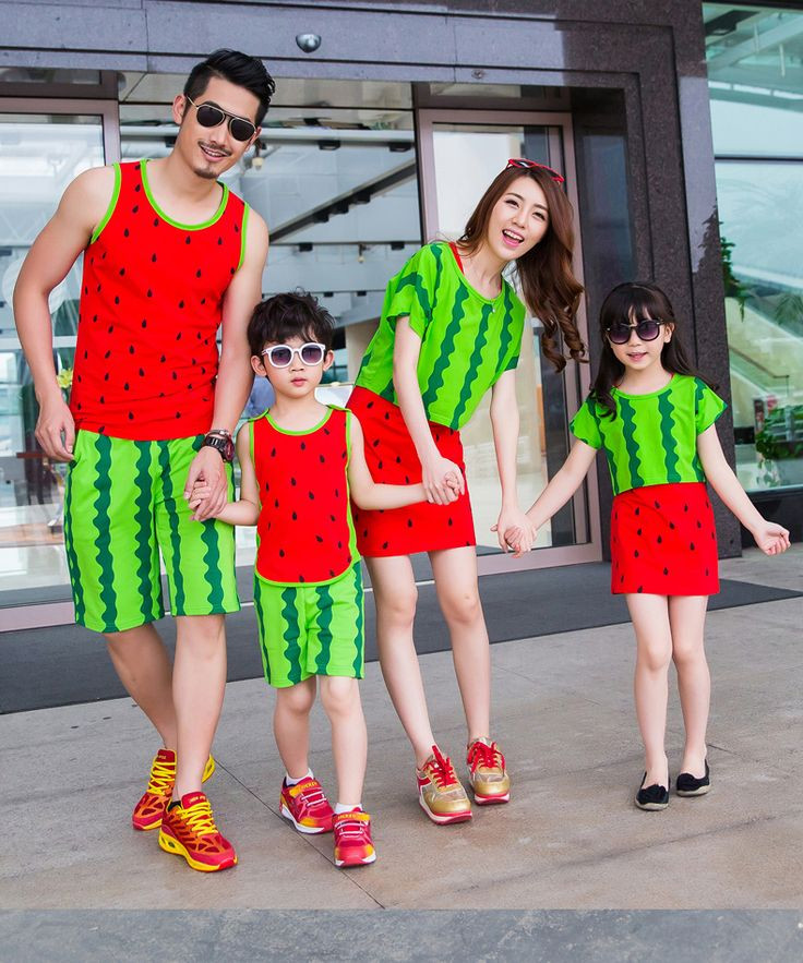 Diện những bộ quần áo hoặc váy có họa tiết trái cây đi dạo biển mang đến cảm giác thoải mái, mới mẻ, đầy quyến rũ.