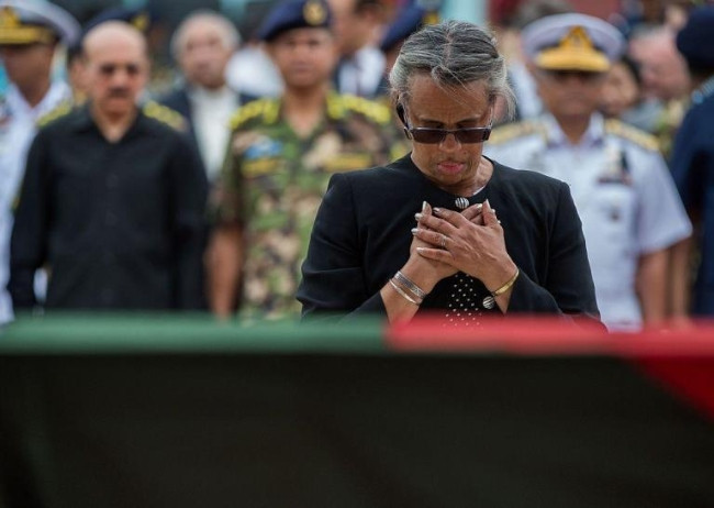 Doan xe Dai su My tai Bangladesh bi tan cong