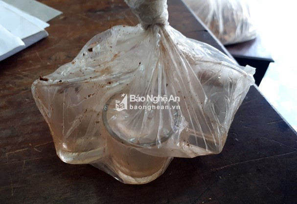 Ngoài chai nhựa đựng rượu ngâm cây rừng nói trên, cơ quan công an Kỳ Sơn còn thu giữ 4 chiếc chén uống rượu và một gói nhỏ có trọng lượng khoảng 0,5kg có chứa cây rừng đã được chặt nhỏ, phơi khô. Thứ cây này có mùi hắc khó chịu. Được biết, chai rượu mà các nạn nhân uống nói trên mới ngâm trước đó 3 ngày. Ảnh: 4 chiếc chén trên chiếu rượu tại nhà anh Moong Văng Đi.