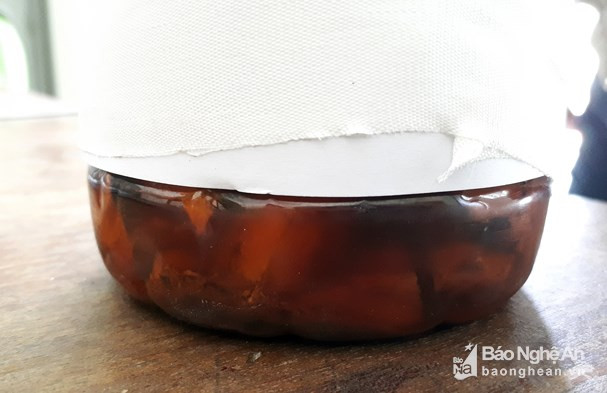 Hiện tại, một chai nhựa có dung tích 1,5 lít đang được lưu giữ tại cơ quan điều tra Công an huyện Kỳ Sơn. Trong bình là dung dịch có màu nâu đỏ chiếm 4/5 thể tích chai. Đây được xác định là chai rượu thuốc mà 4 người đã uống trong buổi chiều 12/3.