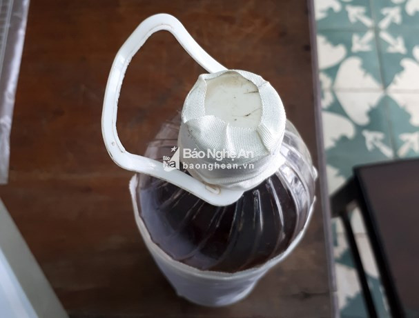 "Các nạn nhân chỉ mới uống được một ít rượu, chứng tỏ họ đã ngâm nhầm một thứ cây kịch độc" - một cán bộ điều tra cho hay.