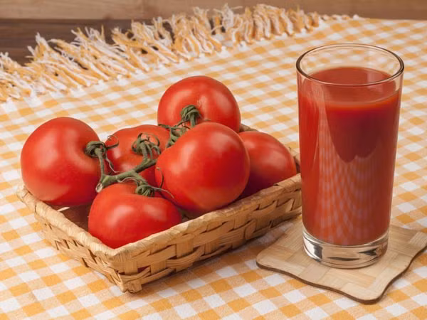 Cà chua có thể giúp kiểm soát mồ hôi tiết ra từ lòng bàn tay chân. Cắt một miếng cà chua lớn và chà xát nó trên lòng bàn tay và bàn chân.