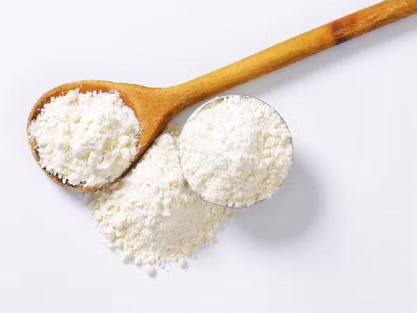 Cả bột ngô và phấn rôm đều có tác dụng làm khô da. Chỉ cần phủ bột ngô hay phấn rôm lên lòng bàn tay và bàn chân mỗi ngày 2-3 lần sẽ có tác dụng tức thì.