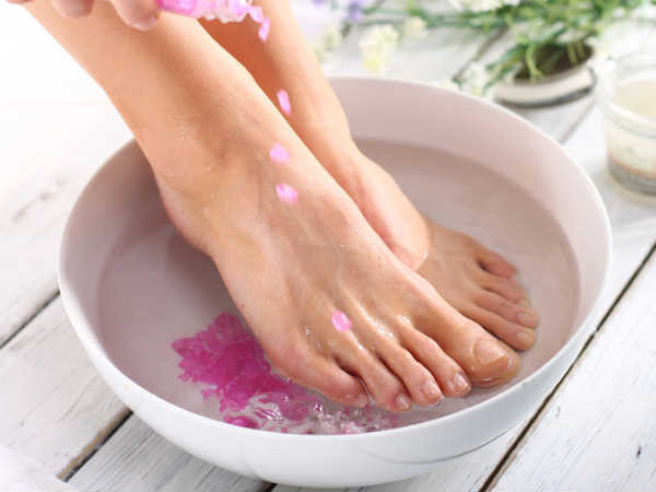 Dấm táo là một mẹo trị mồ hôi chân tay hiệu quả. Trộn 1 thìa cà phê giấm táo và 1 muỗng cà phê nước hoa hồng. Bôi lên lòng bàn tay và bàn chân.