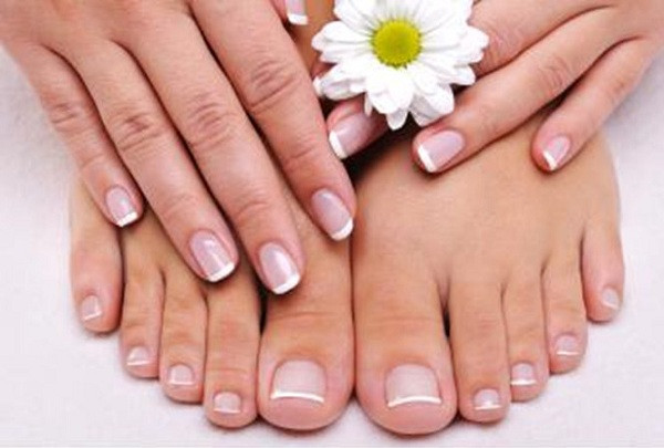 Ngâm bàn tay và bàn chân trong nước lạnh khoảng 15 đến 20 phút mỗi ngày sẽ giúp ức chế đáng kể lượng mồ hôi tiết ra.