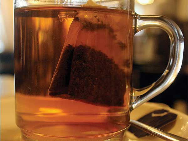 Trà đen sẽ giúp trị mồ hôi chân tay. Giữ túi trà đen ẩm trong lòng bàn tay của bạn trong 5 phút. Lặp lại ba lần một ngày.