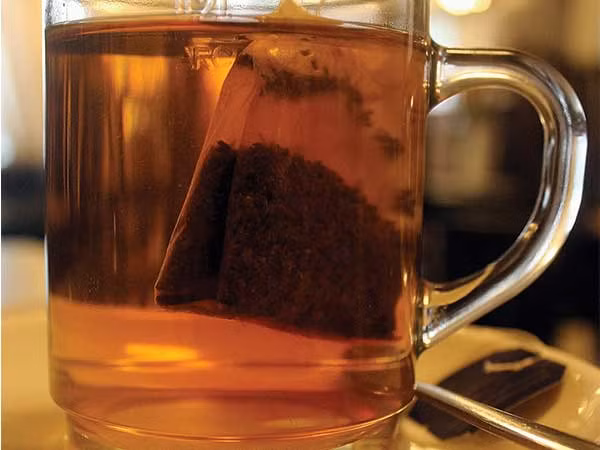 Trà đen sẽ giúp trị mồ hôi chân tay. Giữ túi trà đen ẩm trong lòng bàn tay của bạn trong 5 phút. Lặp lại ba lần một ngày.