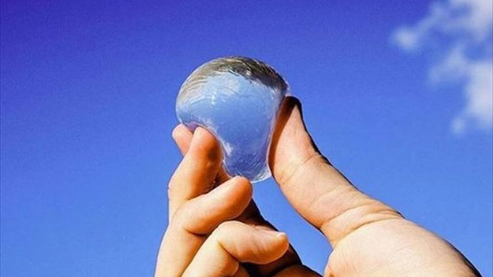 Khi cần sử dụng mọi người có thể cho nguyên cả “viên nước” này vào miệng và nhai.