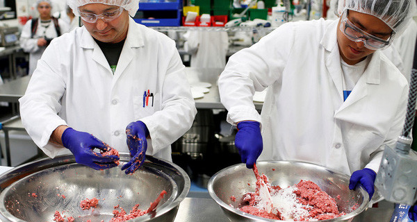 Trong tương lai, khi dân số thế giới ở tình trạng quá tải, nguồn cung cấp lương thực ngày càng cạn kiệt, rất có thể con người chúng ta sẽ phải dần chuyển sang ăn những thực phẩm thiết yếu được sản xuất từ phòng thí nghiệm.