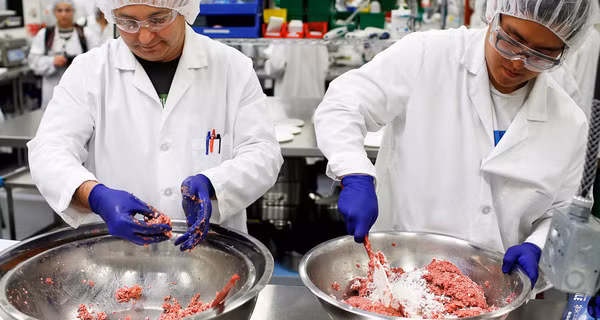 Trong tương lai, khi dân số thế giới ở tình trạng quá tải, nguồn cung cấp lương thực ngày càng cạn kiệt, rất có thể con người chúng ta sẽ phải dần chuyển sang ăn những thực phẩm thiết yếu được sản xuất từ phòng thí nghiệm.