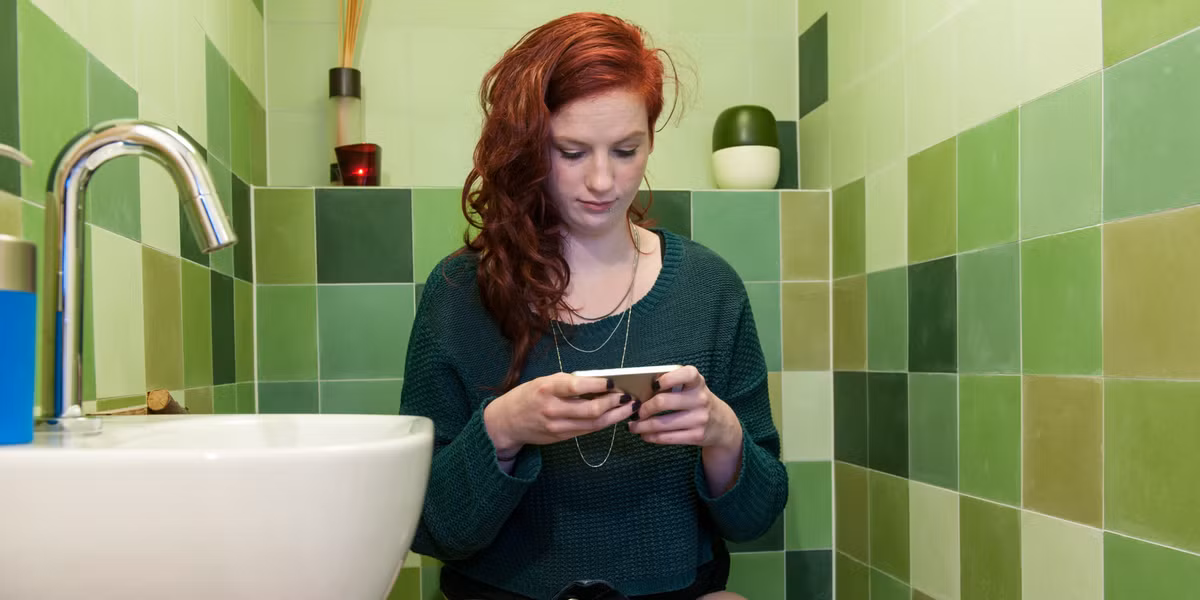 Sử dụng điện thoại trong phòng tắm có thể bị nhiễm vi khuẩn gây bệnh.