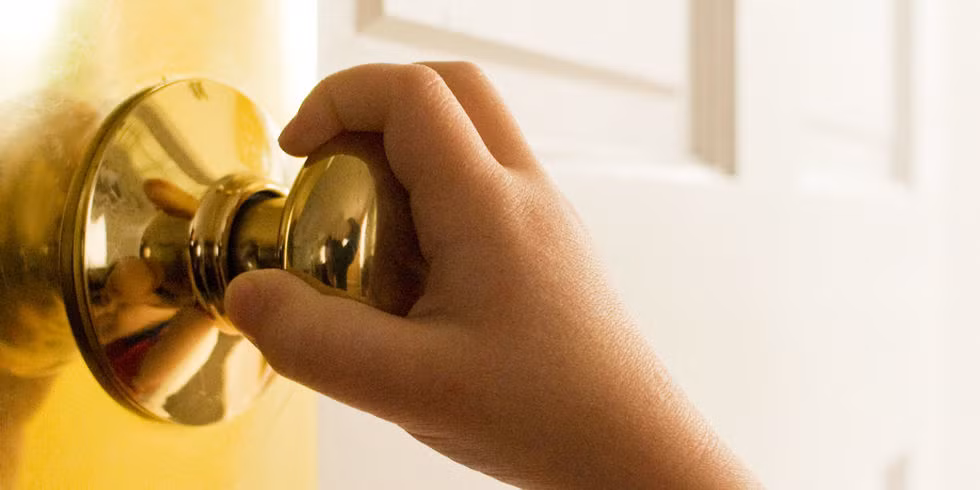 Chúng ta có thói quen ít khi vệ sinh tay nắm cửa cũng tạo môi trường cho vi khuẩn lây lan. Theo các chuyên gia, bạn nên lau chùi sạch tay nắm của ít nhất mỗi ngày nếu trong nhà có người bị cúm.