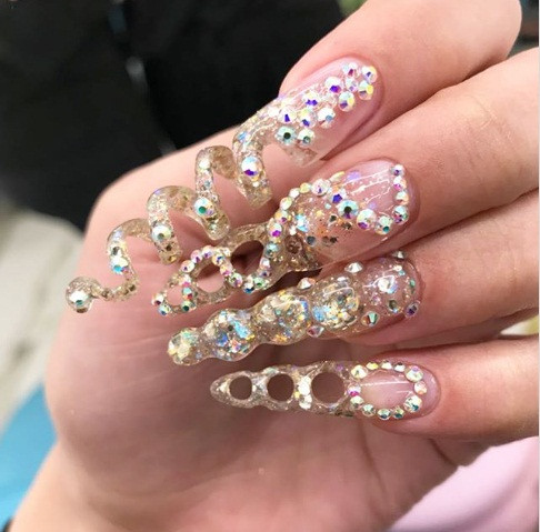 Sơn móng giờ đã lỗi thời rồi, phải làm nail xoắn ốc mới chất.