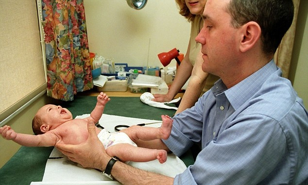 Bà mẹ 36 tuổi được chuyển tới cấp cứu tại Bệnh viện San Raffaele, Milan (Italia) vào tháng 10/2014 sau cơn xuất huyết não. Khi đó, đứa bé trong bụng cô mới chỉ được 23 tuần tuổi. Mặc dù không thể cứu được người mẹ, theo yêu cầu của gia đình, các bác sỹ đã quyết định giữ cho cô sống thực vật cho tới khi có thể thực hiện phẫu thuật cứu em bé trong bụng.