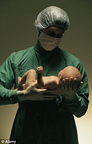 Khi thai nhi được 8 tháng, ca phẫu thuật mổ bắt con đã được thực hiện thành công. Bé trai chào đời khỏe mạnh và nặng 4kg. Cậu bé đã chào đời khỏe mạnh từ người mẹ đã chết lâm sàng 9 tuần.