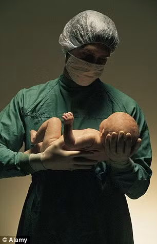 Khi thai nhi được 8 tháng, ca phẫu thuật mổ bắt con đã được thực hiện thành công. Bé trai chào đời khỏe mạnh và nặng 4kg. Cậu bé đã chào đời khỏe mạnh từ người mẹ đã chết lâm sàng 9 tuần.