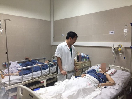 Theo thông tin trên Zing, sau ca mổ bắt con, hiện ý thức của chị Quỳnh Anh đã có những cải thiện đáng ngạc nhiên. Sau sinh bé được da kề da với mẹ. Khi bác sĩ hỏi em bé nặng bao nhiêu kg, người mẹ đã có những phản ứng tích cực nắm được 3 ngón tay, 2 ngón tay ra hiệu. Người nhà thực hiện cấu, bẹo bệnh nhân đã có phản xạ. Ảnh: Zing.