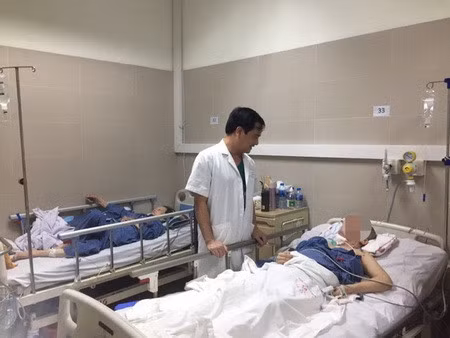 Theo thông tin trên Zing, sau ca mổ bắt con, hiện ý thức của chị Quỳnh Anh đã có những cải thiện đáng ngạc nhiên. Sau sinh bé được da kề da với mẹ. Khi bác sĩ hỏi em bé nặng bao nhiêu kg, người mẹ đã có những phản ứng tích cực nắm được 3 ngón tay, 2 ngón tay ra hiệu. Người nhà thực hiện cấu, bẹo bệnh nhân đã có phản xạ. Ảnh: Zing.