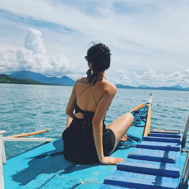 Cô nàng từng chụp ảnh thân thiết với hai hot girl khác là Trâm Anh và Trương Hoàng Mai Anh trong những ngày đầu World Cup 2018 diễn ra.